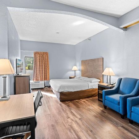 Baymont By Wyndham Lawrence Hotel Buitenkant foto