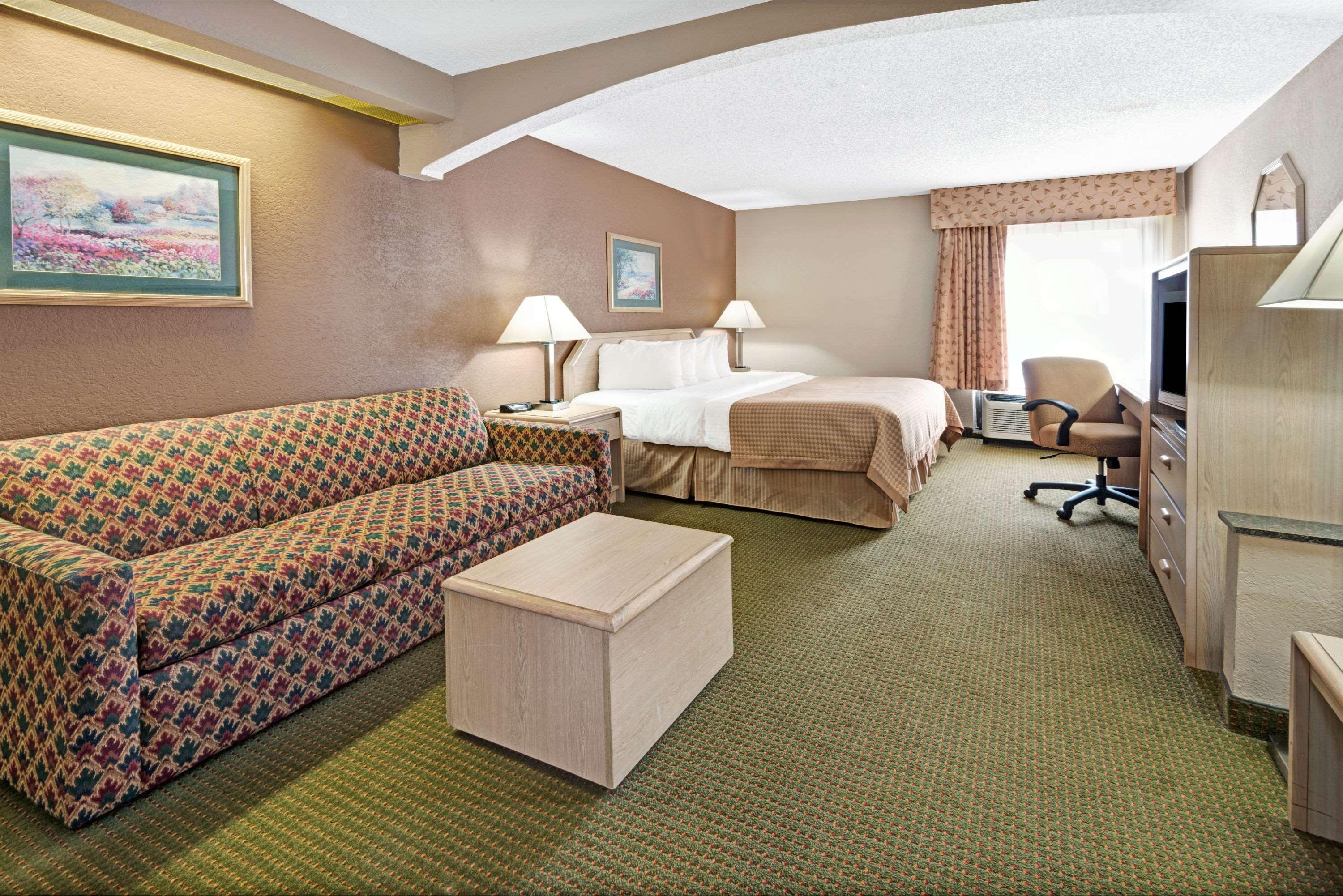 Baymont By Wyndham Lawrence Hotel Buitenkant foto