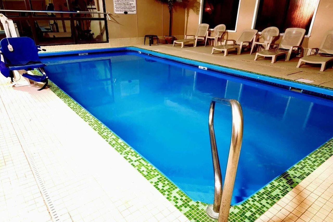 Baymont By Wyndham Lawrence Hotel Buitenkant foto