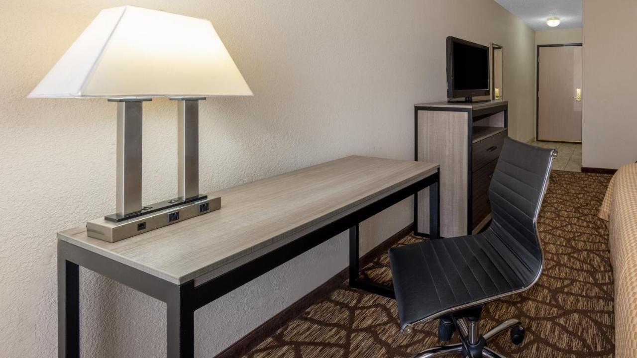 Baymont By Wyndham Lawrence Hotel Buitenkant foto