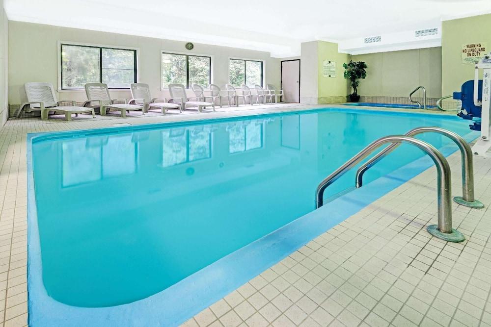 Baymont By Wyndham Lawrence Hotel Buitenkant foto