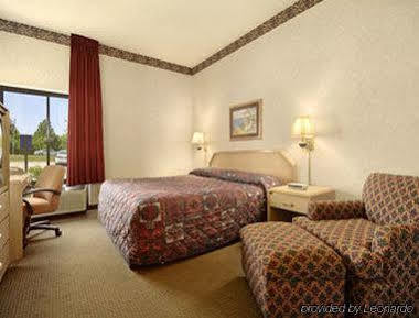Baymont By Wyndham Lawrence Hotel Buitenkant foto